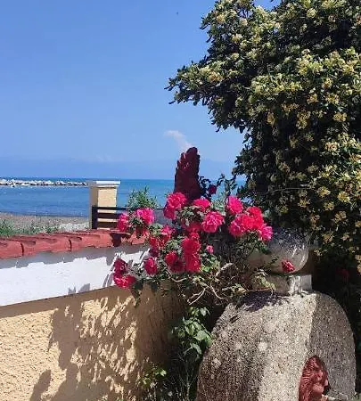 Makris Aparthotel *