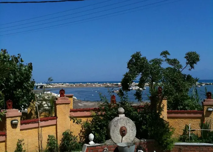 Makris Aparthotel *